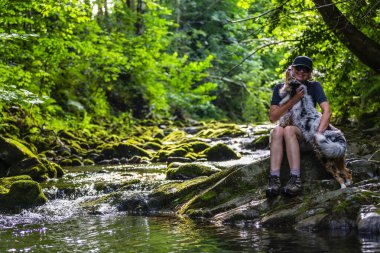 Bir kadın ve tatlı bir Avustralyalı çoban dağ yürüyüşüne çıkmış..