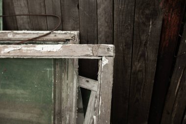 Arka bahçede çöp var. Atıkların doğru sıralanması dünyadaki ekolojik durumu iyileştirecektir. Yeniden kullanım da durumu iyileştirecektir. 