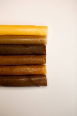 Meyve, marşmelov ve meyve cipsi masada.