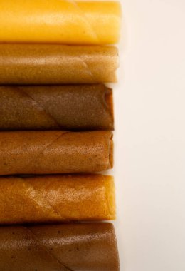 Meyve, marşmelov ve meyve cipsi masada.