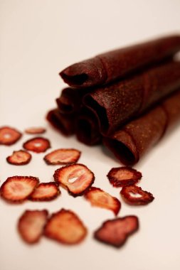 Meyve, marşmelov ve meyve cipsi masada.