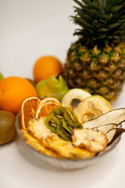 Meyve, marşmelov ve meyve cipsi masada.