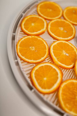 Meyve, marşmelov ve meyve cipsi masada.