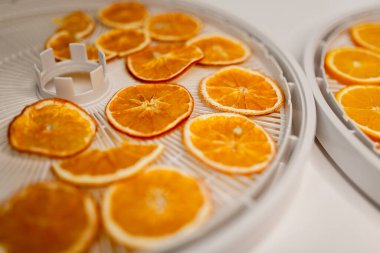 Meyve, marşmelov ve meyve cipsi masada.