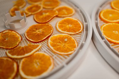 Meyve, marşmelov ve meyve cipsi masada.