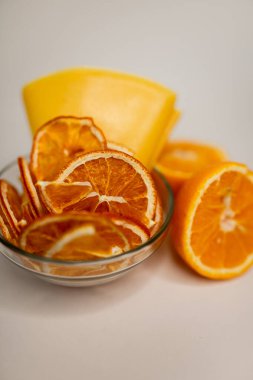 Masada çıtır meyveli cipsler var.