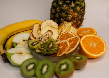 Masada çıtır meyveli cipsler var.