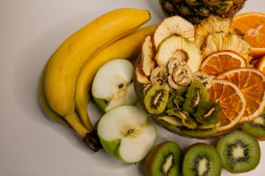 Masada çıtır meyveli cipsler var.