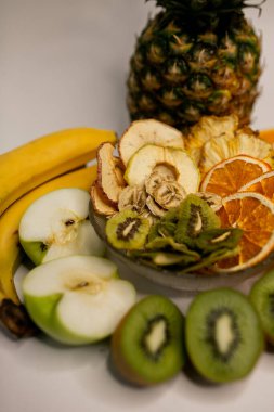 Masada çıtır meyveli cipsler var.