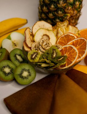 Masada çıtır meyveli cipsler var.