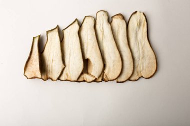 Masada çıtır meyveli cipsler var.