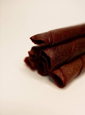 Masada çıtır meyveli cipsler var.