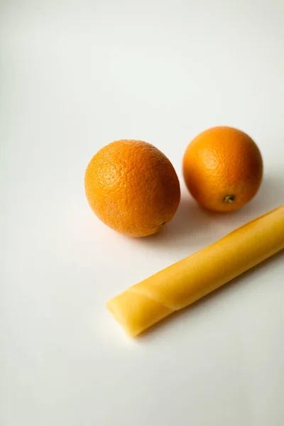 Meyve, marşmelov ve meyve cipsi masada.