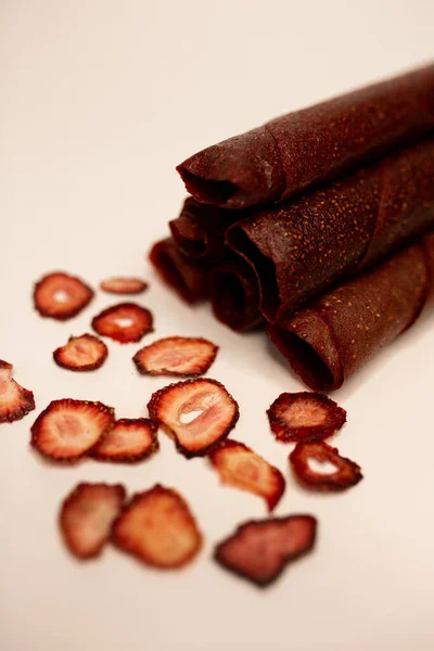 Meyve, marşmelov ve meyve cipsi masada.