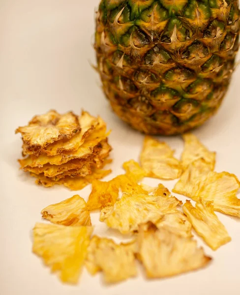 Meyve, marşmelov ve meyve cipsi masada.