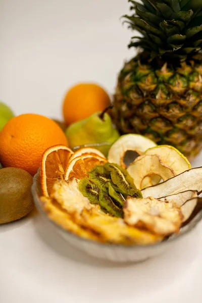 Meyve, marşmelov ve meyve cipsi masada.