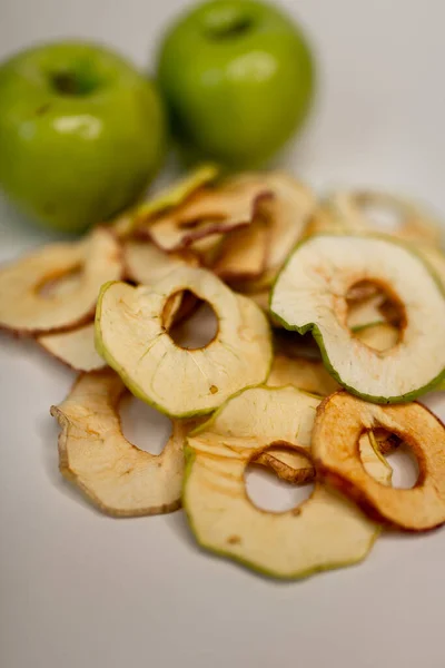 Meyve, marşmelov ve meyve cipsi masada.