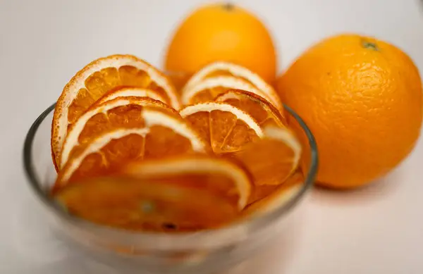 Meyve, marşmelov ve meyve cipsi masada.