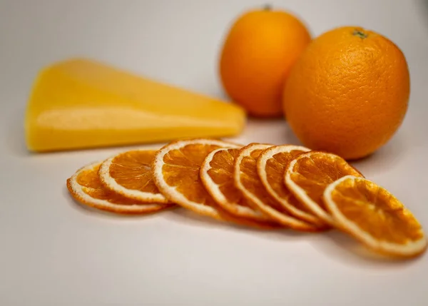 Meyve, marşmelov ve meyve cipsi masada.