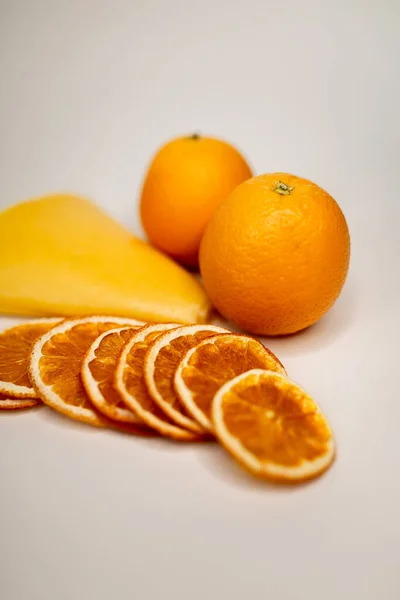 Meyve, marşmelov ve meyve cipsi masada.