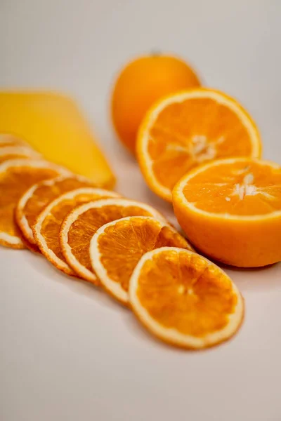 Masada çıtır meyveli cipsler var.