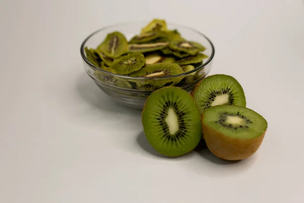 Masada çıtır meyveli cipsler var.