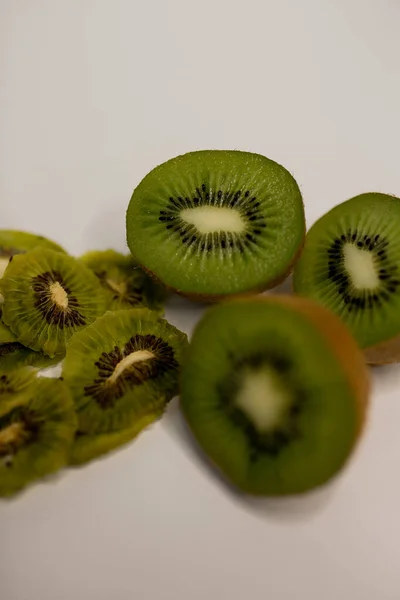 Masada çıtır meyveli cipsler var.