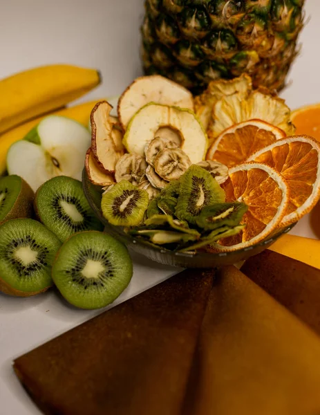 Masada çıtır meyveli cipsler var.