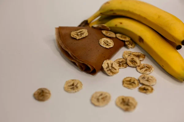 Masada çıtır meyveli cipsler var.