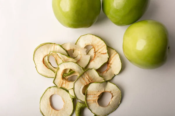 Masada çıtır meyveli cipsler var.