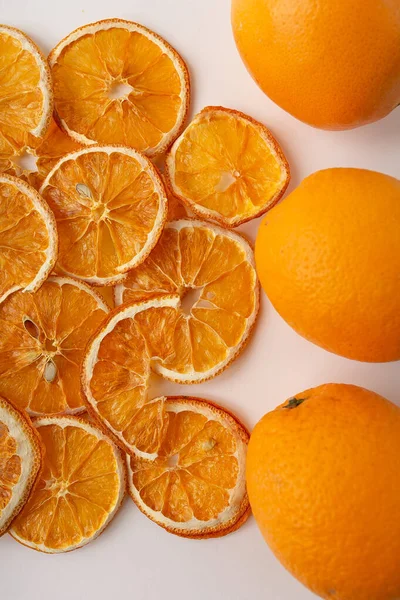 Masada çıtır meyveli cipsler var.