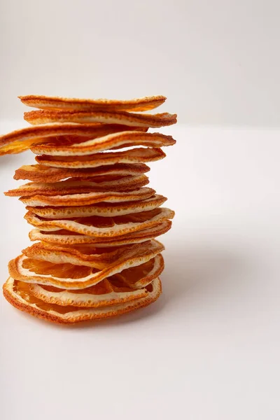 Masada çıtır meyveli cipsler var.