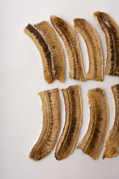 Masada çıtır meyveli cipsler var.