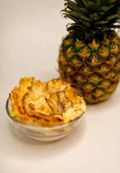 Ananas ve ananas cipsi.
