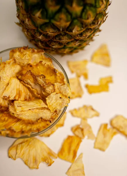 Ananas ve ananas cipsi.