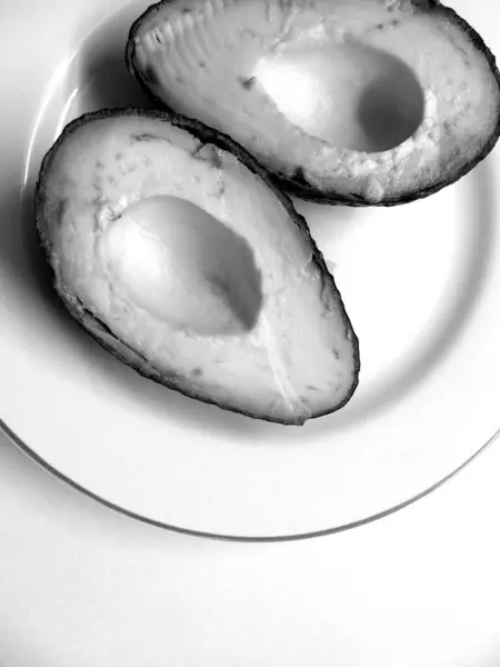 아보카도는 접시에 반쪽을 먹는다 — 스톡 사진