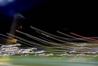 Hareket halindeki ışık ve kontrastın soyut fotoğrafı