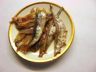 Yağlı tabakta ançüez.