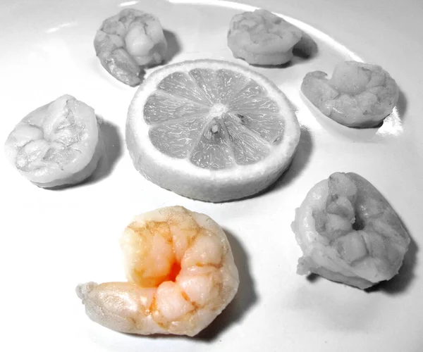 Лимонний Шматочок Оточений Свіжими Креветками Порцеляновій Тарілці — стокове фото