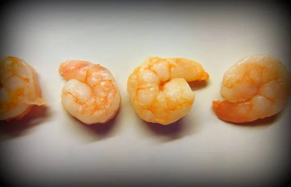 连续吃新鲜的虾仁 — 图库照片