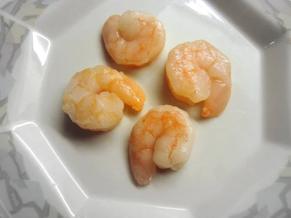 Crevettes Fraîches Dans Une Assiette Porcelaine — Photo