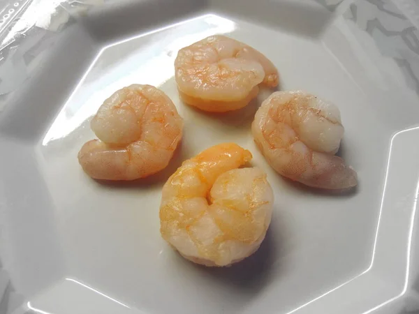 Crevettes Fraîches Dans Une Assiette Porcelaine — Photo