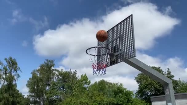 Basketball trifft mit einem Rebound von der Korbkante — Stockvideo