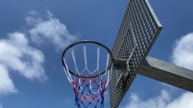 Basketbol topu ıskaladı ve metal tahtadan ribaund aldı..