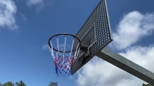 Baloncesto golpea con un rebote desde el tablero de metal — Vídeo de stock