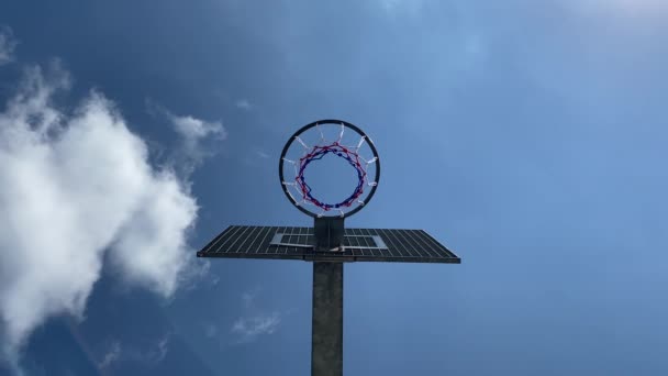 Arco de basquete com a placa de metal. vista de baixo — Vídeo de Stock