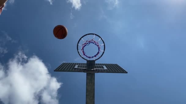 Basketbal missen met een rebound van het metalen bord. Zicht van onderaf — Stockvideo