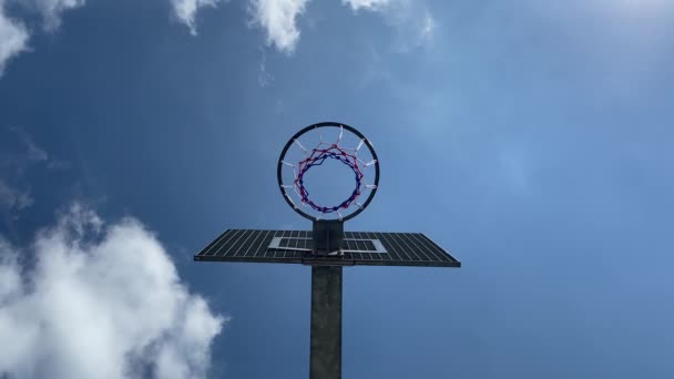 Basquete bate com um salto da placa de metal. vista de baixo. vista de baixo — Vídeo de Stock