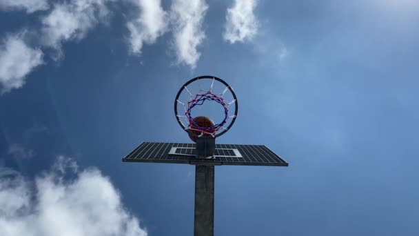 Basketball frappe avec un rebond de la planche de métal. vue d'en bas. vue d'en bas — Video