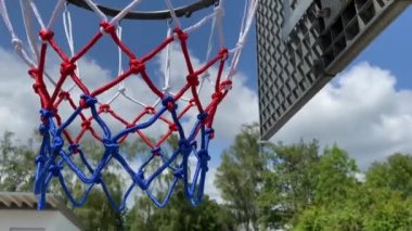 Basketbol potaya çarpar ve basketbol sahasında uçar. Mavi kırmızı beyaz.